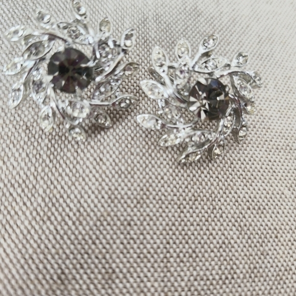 sarah coventry signed Vintage crystal snowflake clip earrings that are stunning - Picture 1 of 3